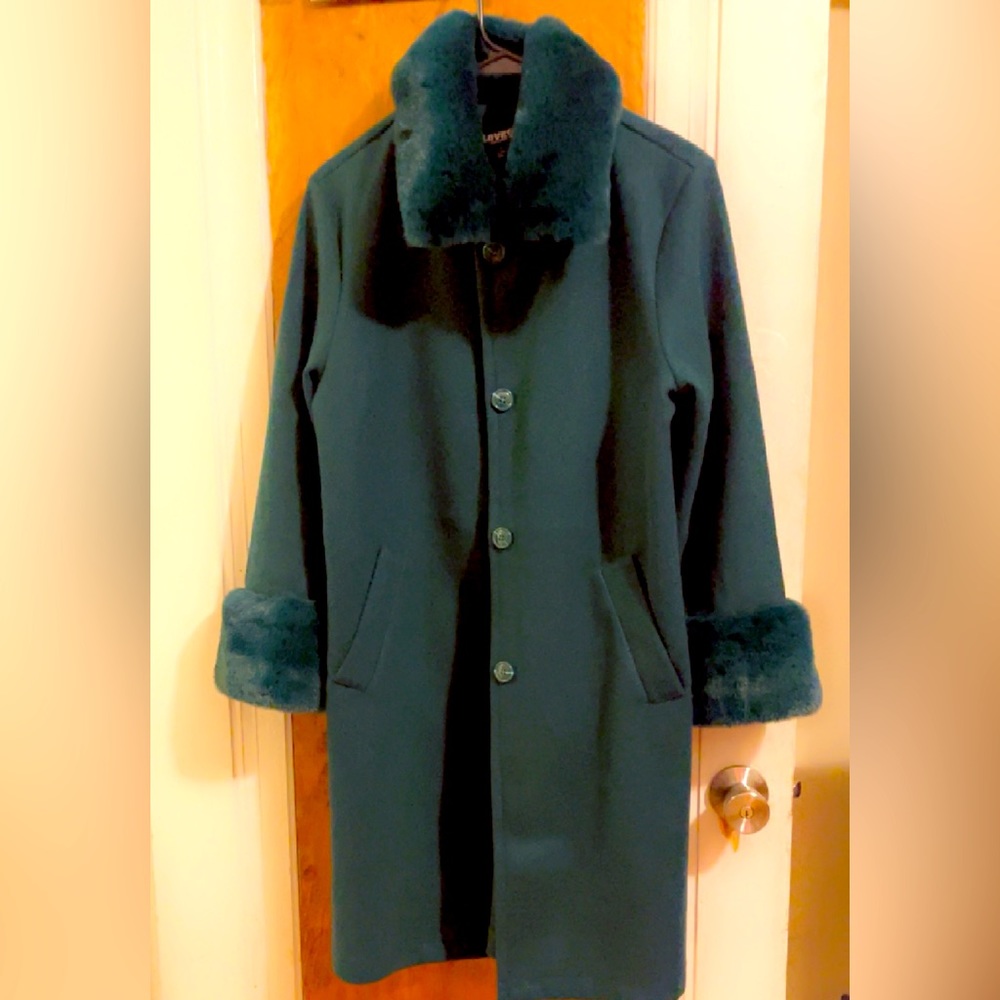 Nice Button 🆙 green coat with fur around the collar and wrist!